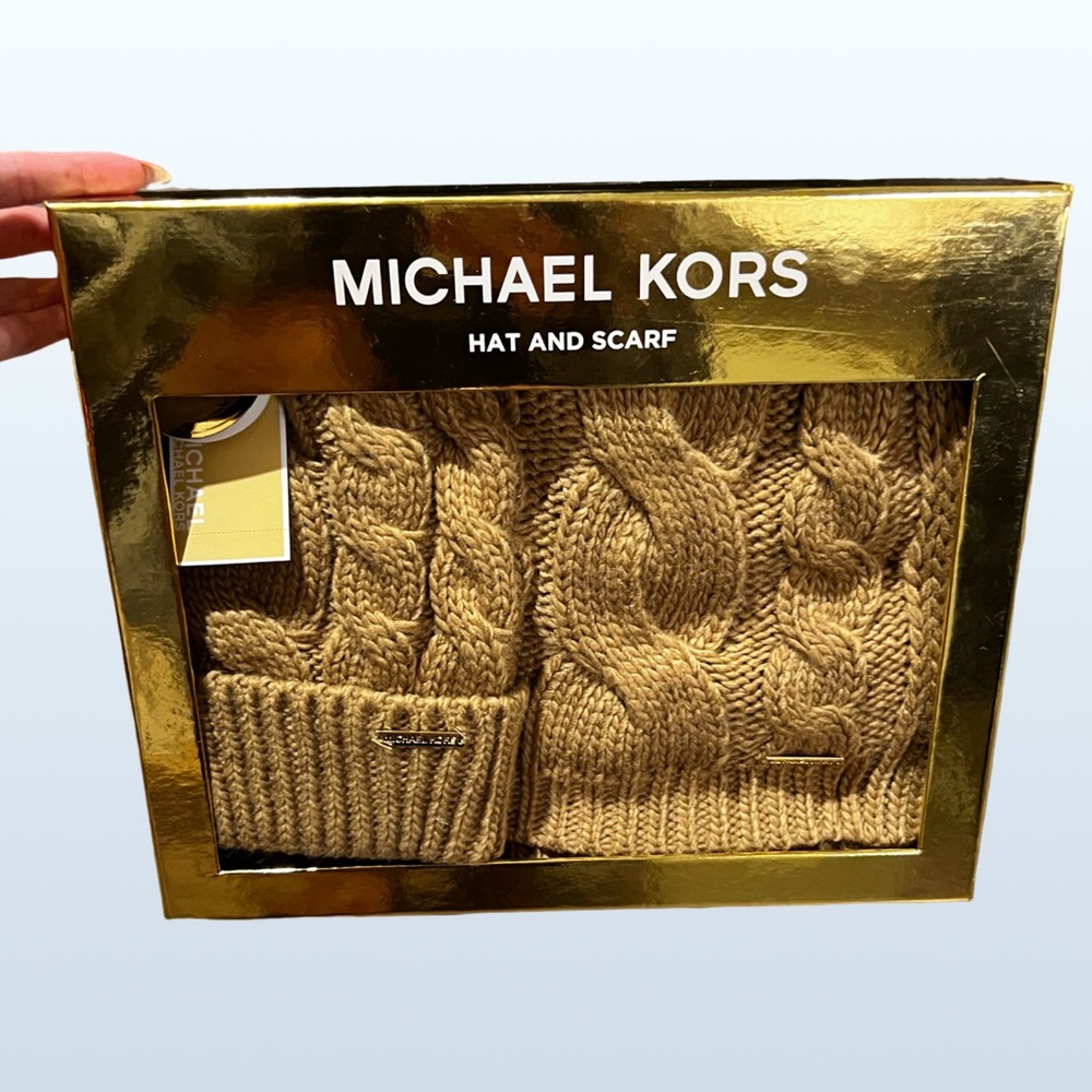 NWT Michael Kors Cable Knit Beanie and Scarf Set in Brown